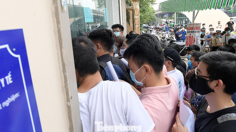 Mặc dù trước đó, Công điện 15 của Chủ tịch UBND TP Hà Nội về triển khai các biện pháp cấp bách phòng, chống dịch Covid-19 trước diễn biến phức tạp của dịch bệnh trên cả nước, yêu cầu người dân thực hiện nghiêm 5K, giữ khoảng cách tối thiểu 2m khi giao tiếp; không tụ tập quá 05 người ngoài phạm vi công sở, trường học, bệnh viện...