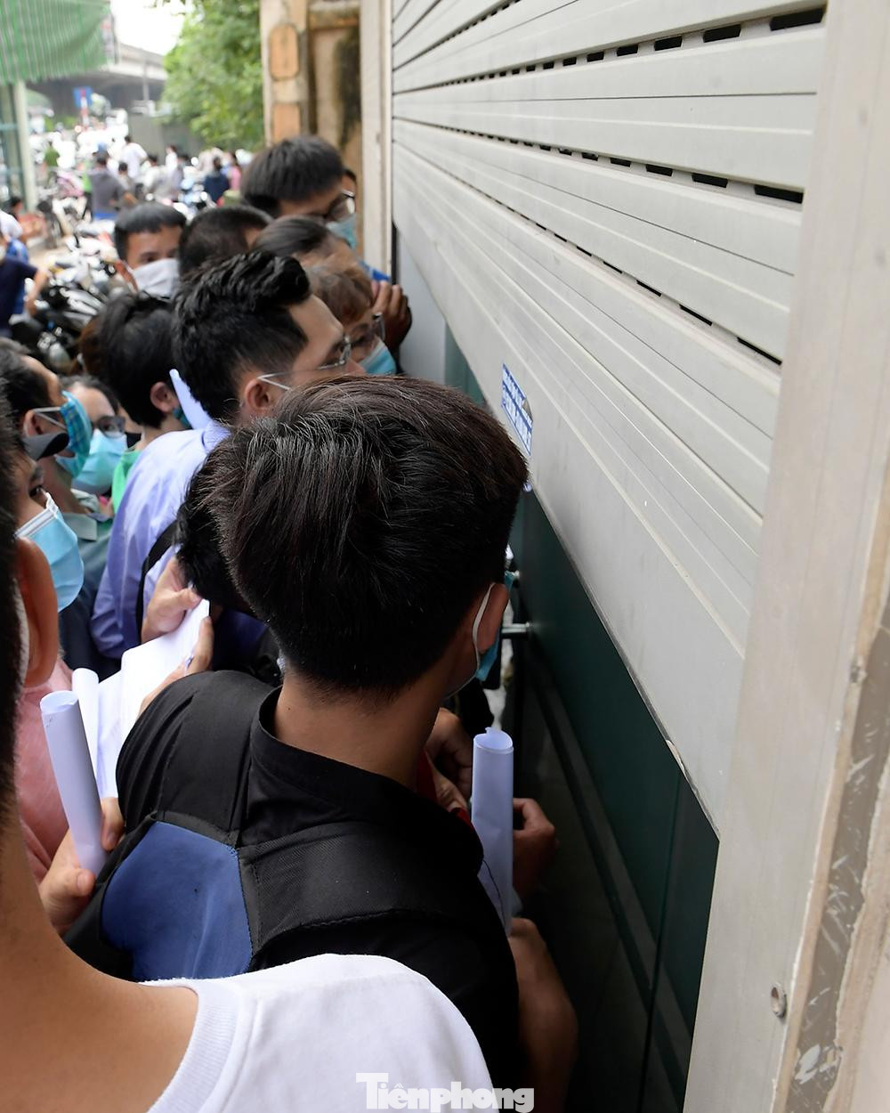 Cho dù lịch làm việc của Viện là đến 11 giờ, nhưng do lượng người tụ tập quá đông khiến họ phải đóng cửa ngưng đón tiếp người đến xét nghiệm.