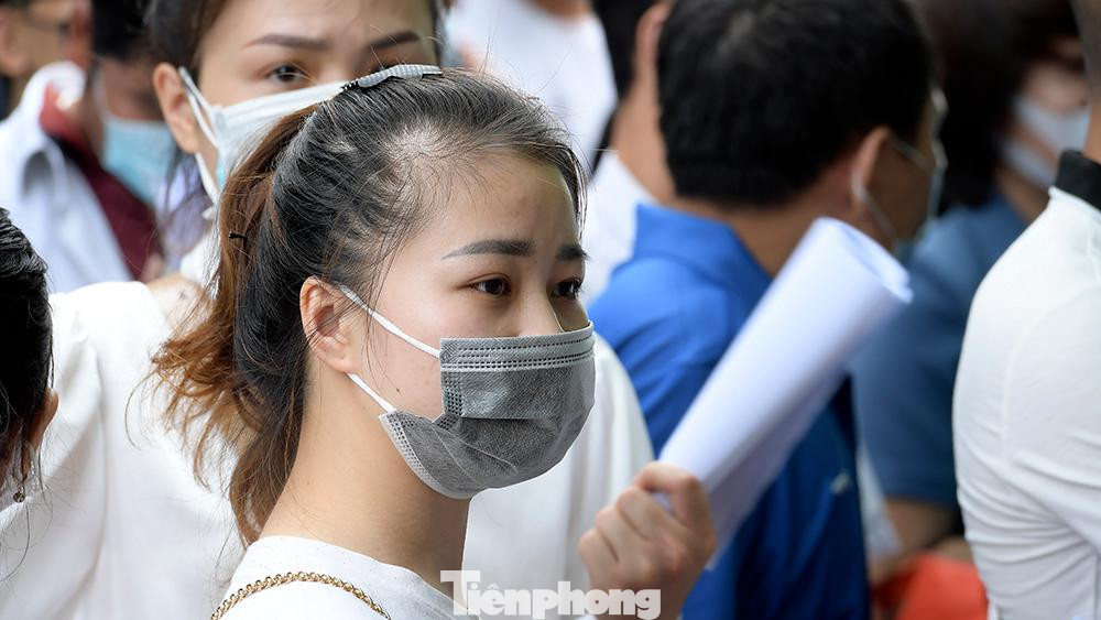 Tuy nhiên, lượng người dân tụ tập tại đây vẫn rất đông, ảnh hưởng nghiêm trọng đến công tác phòng chống sự lây lan của dịch bệnh đang diễn biến hết sức phức tạp trên địa bàn Thủ đô.