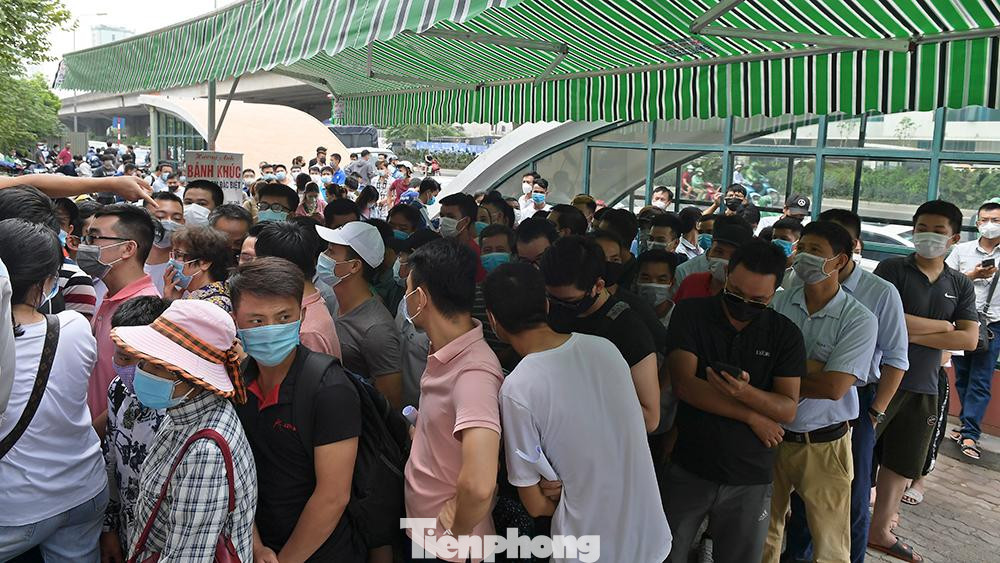 Ngay trong đầu giờ sáng nay, hàng trăm người đã đổ về Viện Kiểm định Quốc gia Vắc xin và Sinh phẩm Y tế (phường Đại Kim, Hoàng Mai, Hà Nội).