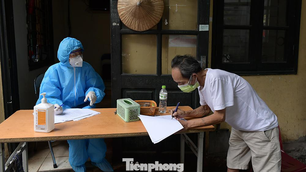 Người dân khai báo y tế chi tiết thời gian cư trú và đi lại khi trở đến Đà Nẵng.