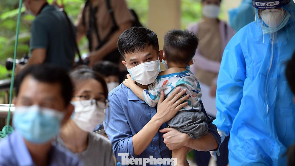 Được biết, trong chiều nay, Trung tâm y tế quận Hoàn Kiếm dự kiến sẽ lấy mẫu xét nghiệm cho gần 400 người và ngay sau đó toàn bộ các mẫu xét nghiệm này sẽ được chuyển đến CDC Hà Nội. Sau 1 ngày sẽ trả kết quả xét nghiệm của toàn bộ mẫu.