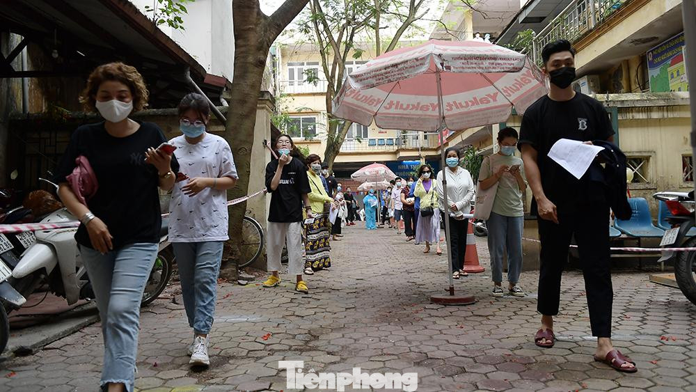 Ngay từ đầu, nhân viên y tế quận Hoàn Kiếm (Hà Nội) đã phân luồng lối vào và ra cho người dân để tránh ùn tắc, cũng như thuận tiện hơn cho người dân đến lấy mẫu xét nghiệm