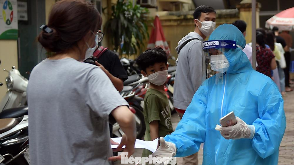 Trước đó, ngày (14/5), Sở Y tế Hà Nội vừa có văn bản khẩn gửi các quận, huyện, thị xã trên địa bàn về việc rà soát, xét nghiệm, cho người từng đến thành phố Đà Nẵng.