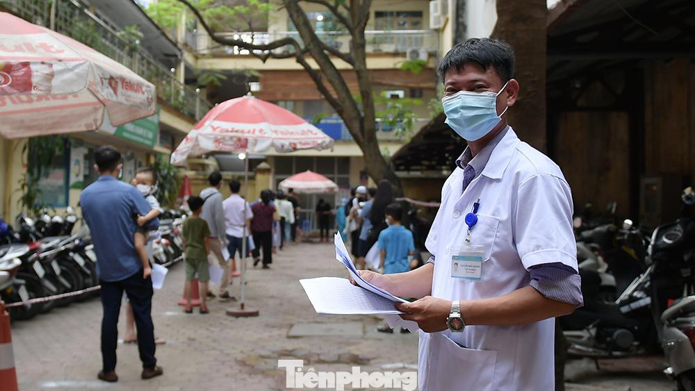 Ngay đầu giờ chiều nay (15/05), người dân đến từ rất sớm để làm xét nghiệm COVID-19 tại trung tâm y tế quận Hoàn Kiếm (26 Lương Ngọc Quyến, Hà Nội). Tất cả mọi người đều xếp hàng đảm bảo giãn cách.