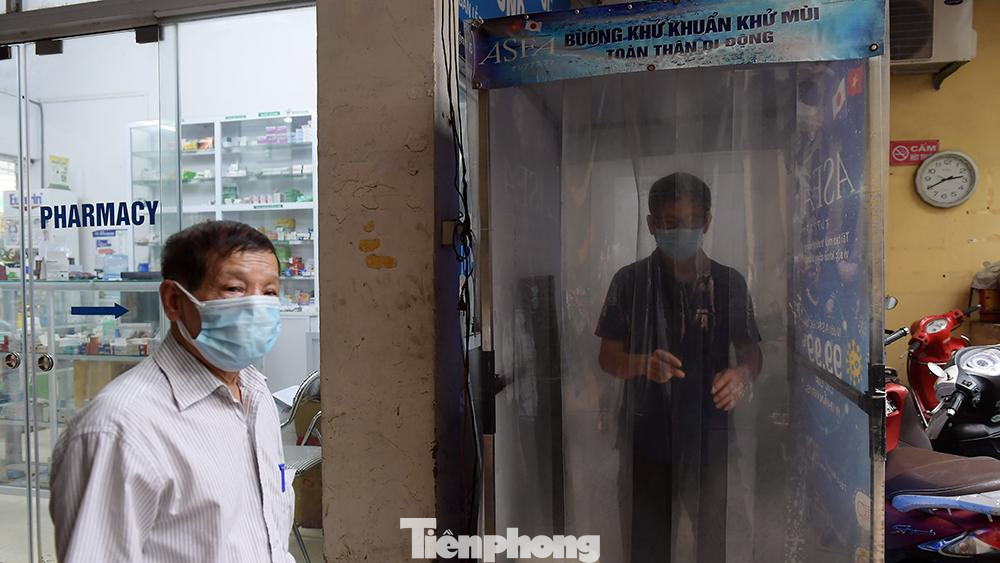 Buồng khử khuẩn được lắp đặt tại một số địa điểm tổ chức lấy mẫu xét nghiệm ở quận Hoàn Kiếm.