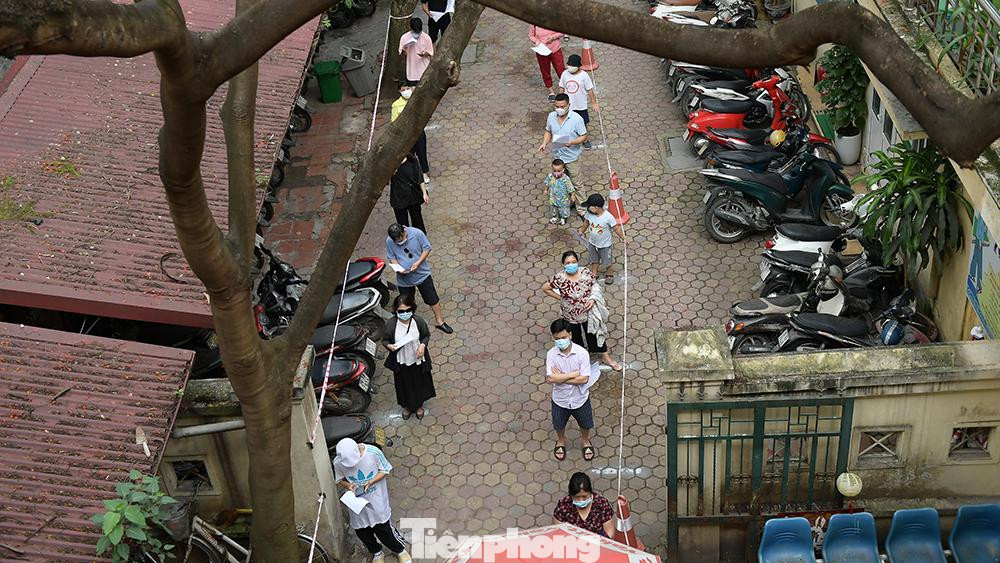 Để tiếp tục đánh giá nguy cơ tình hình dịch bệnh, Sở Y tế Hà Nội đề nghị Chủ tịch UBND các quận, huyện, thị xã chỉ đạo thực hiện việc rà soát, quản lý, xét nghiệm cho người từng đến thành phố Đà Nẵng.