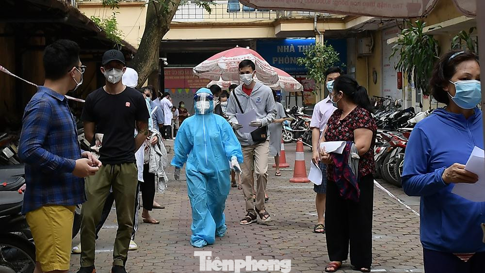 Người dân khi đến xét nghiệm đều bắt buộc rửa tay bằng nước sát khuẩn, đứng giãn cách.