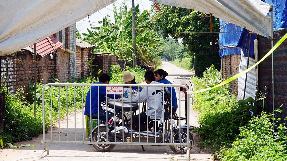 Lực lượng chức năng túc trực tại các điểm chốt 24/24 để đảm bảo công tác cách ly tuyệt đối.