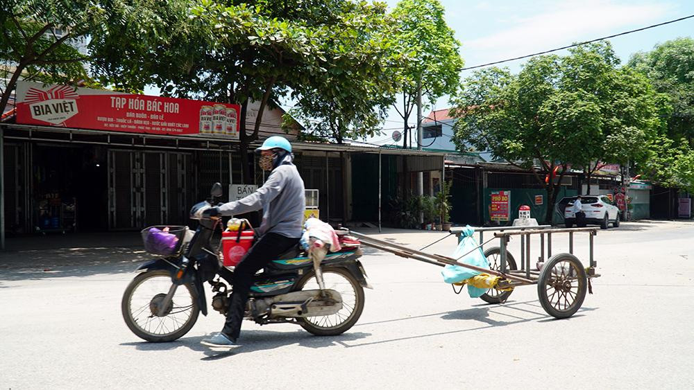 Ban Chỉ đạo phòng chống dịch COVID-19 huyện Phúc Thọ yêu cầu chính quyền sở tại nêu cao tinh thần trách nhiệm, chủ động, triển khai quyết liệt, đồng bộ quá trình rà soát, truy vết các trường hợp liên quan đến ca bệnh, tuyệt đối không lơ là, chủ quan, mất cảnh giác trong mọi tình huống.