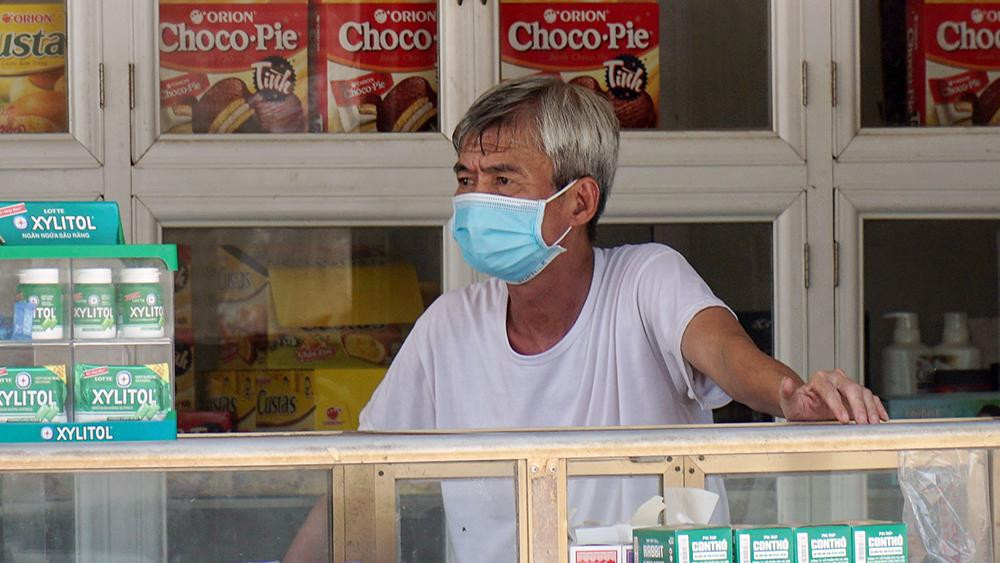 Cửa hàng bán đồ dùng thiết yếu thưa vắng người qua lại.