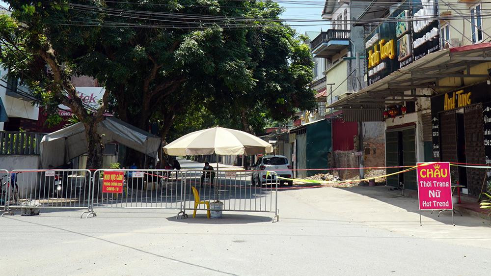 Sau khi xuất hiện 7 trường hợp dương tính với SARS-CoV-2, toàn bộ xã Hiệp Thuận (huyện Phúc Thọ, TP Hà Nội) đã thực hiện cách ly y tế trong thời gian 21 ngày.