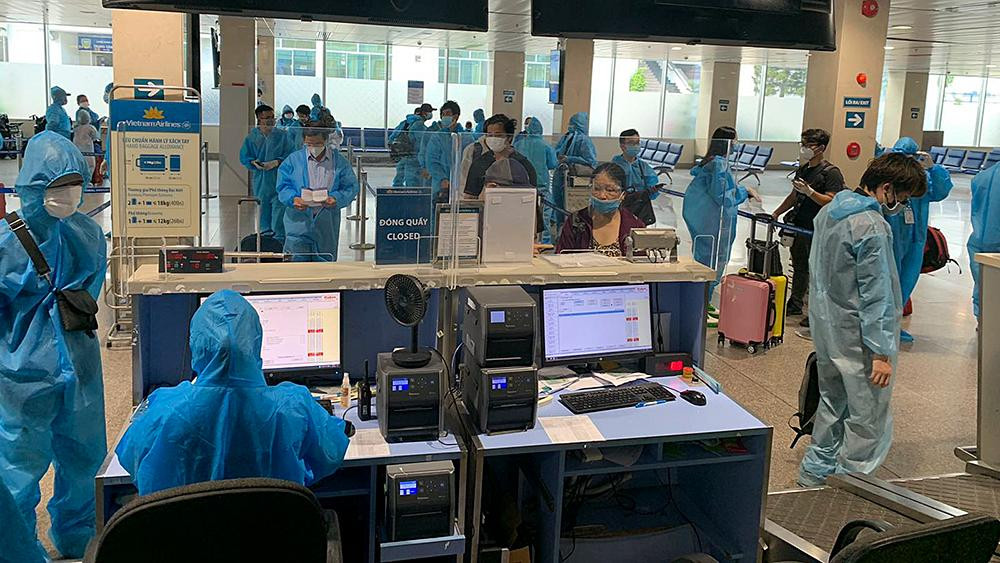 Tất cả hành khách trên chuyến bay Vietnam Airlines đến Hà Nội đều được thông báo việc phải cách ly tập trung.
