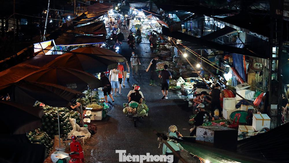 Để phòng, chống dịch, bệnh Covid-19, Ban quản lý chợ tổ chức tuyên truyền về cách phòng, chống dịch, bệnh đến từng tiểu thương trong chợ với nội dung khuyến cáo thực hiện đầy đủ quy định 5K của Bộ Y tế.