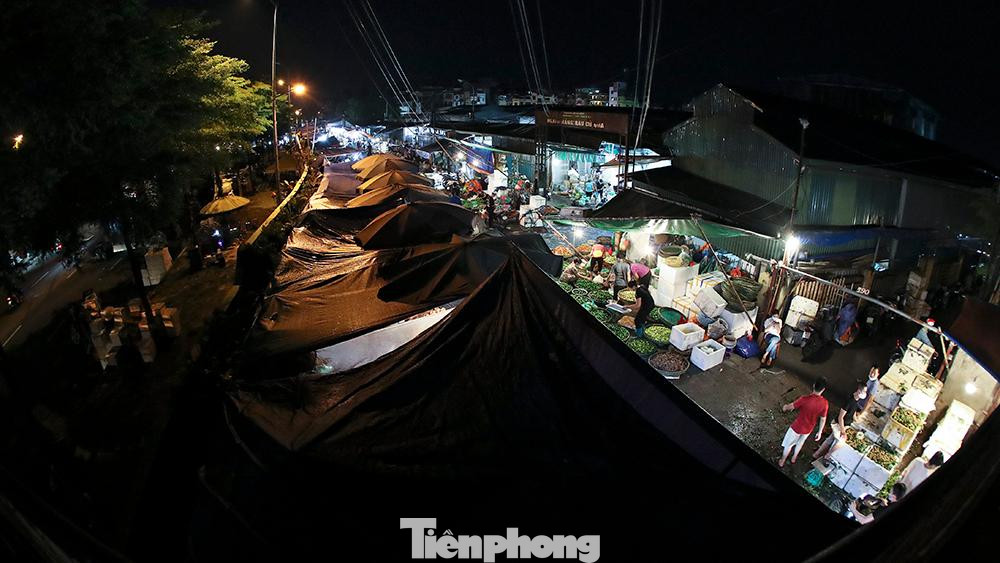 "Lượng hàng tiêu thụ chỉ bằng 1/3 so với bình thường và hầu hết các mặt hàng bán đều chậm. Giờ người ta mua hàng online nhiều nên ế lắm,” một tiểu thương cho biết.