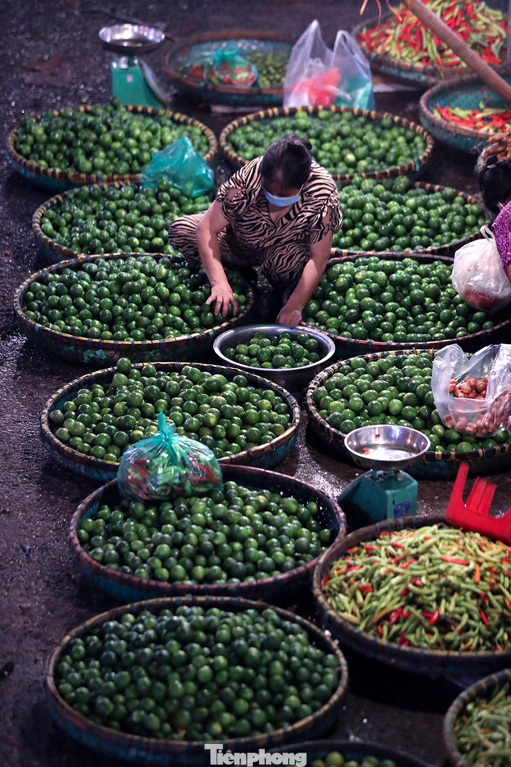 Lực lượng cán bộ, nhân viên thường xuyên nhắc nhở bà con kinh doanh và người lao động tại đây luôn đeo khẩu trang để bảo vệ mình và cộng đồng.