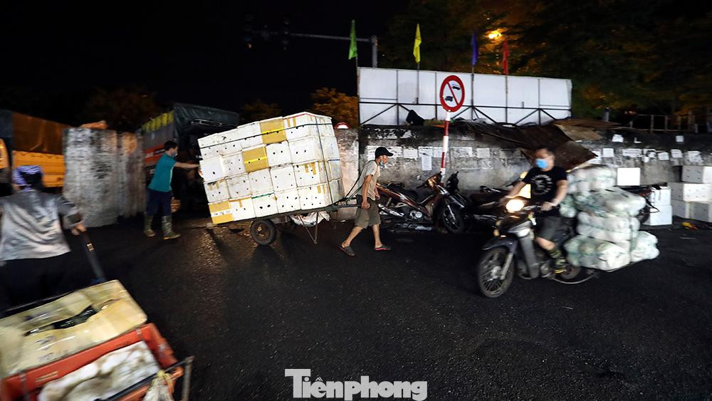Cuộc mưu sinh lấy đêm làm ngày của những tiểu thương chợ đầu mối Long Biên vốn đã vất vả, nay còn vất vả hơn vì dịch bệnh Covid-19.