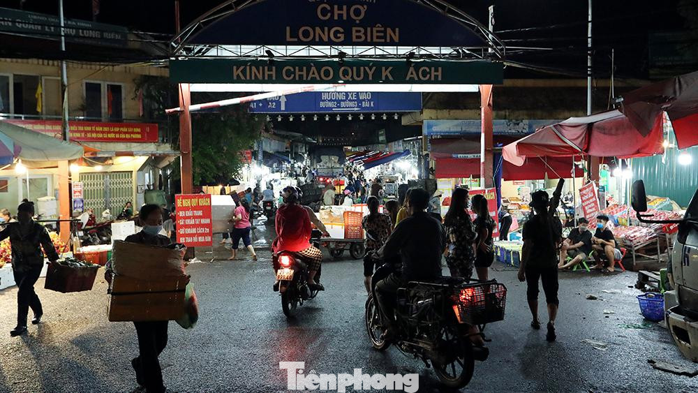 Chợ Long Biên chuyên kinh doanh hoa quả nông sản thực phẩm, với trên 1.200 hộ kinh doanh, chợ hoạt động 24 giờ/ngày chủ yếu là về đêm.