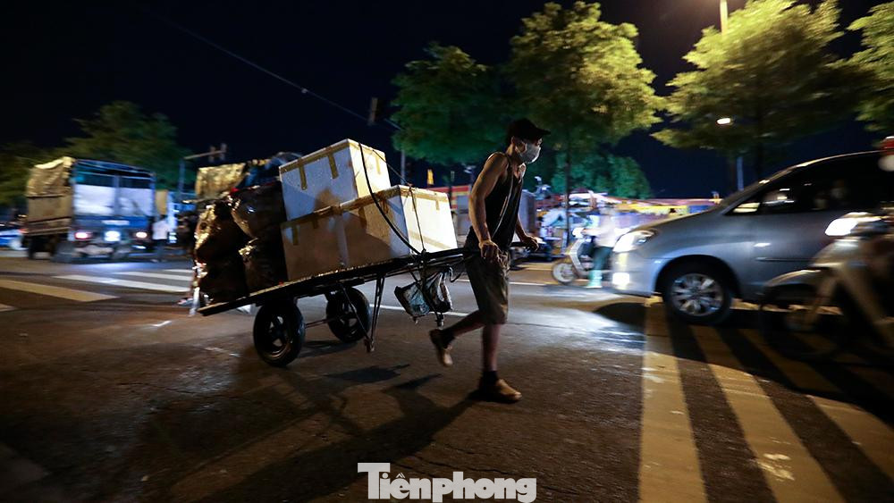 Cũng chịu ảnh hưởng như các tiểu thương là lực lượng khuân vác vác tại chợ Long Biên, vì sức mua giảm nên việc thuê người bốc vác hàng hóa ở chợ Long Biên cũng bị ảnh hưởng theo.