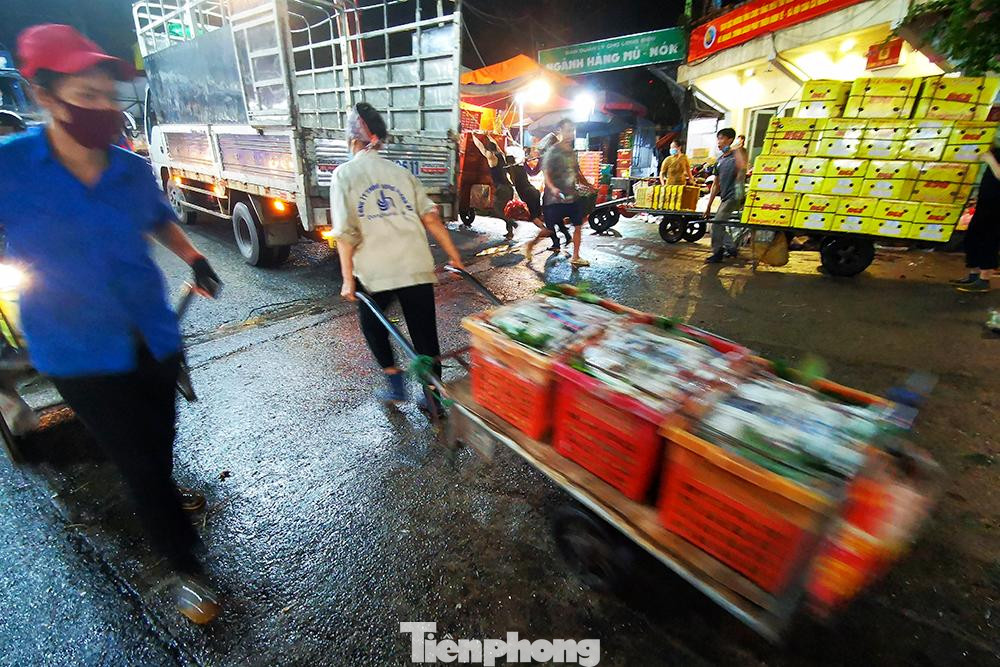 Những người lao động tự do vẫn chấp hành nghiêm việc đeo khẩu trang để phòng dịch. Tuy nhiên, người mua bán ở chợ không phải lúc nào cũng duy trì tốt quy định về giãn cách 2m.