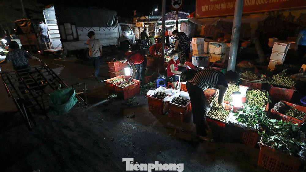 Những hộ kinh doanh các mặt hàng không thiết yếu đều đã ngừng hoạt động. Hiện tại chỉ còn khoảng hơn 600 hộ kinh doanh mặt hàng hoa quả đang buôn bán tại đây.