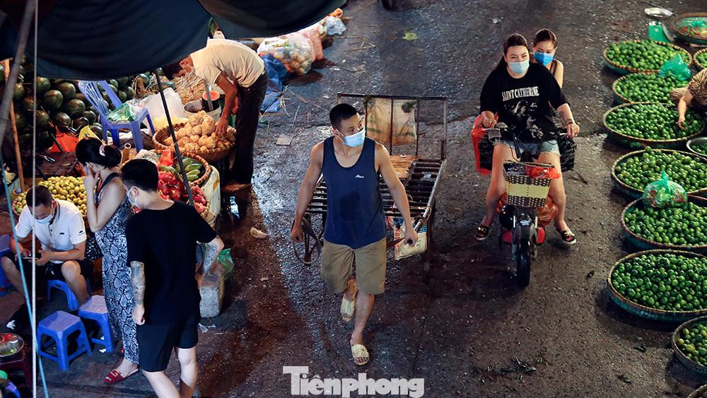 Tiểu thương và người lao động thường xuyên đeo khẩu trang trong suốt thời gian ở chợ.