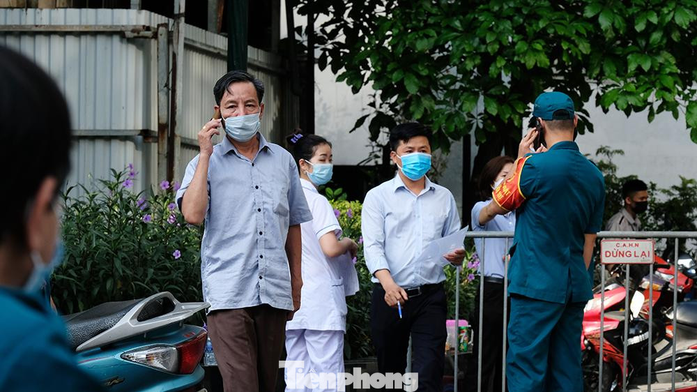 Các đơn vị chức năng đã thực hiện khử khuẩn tại tầng 4 toà nhà và toàn bộ khu vực thang máy, hành lang...