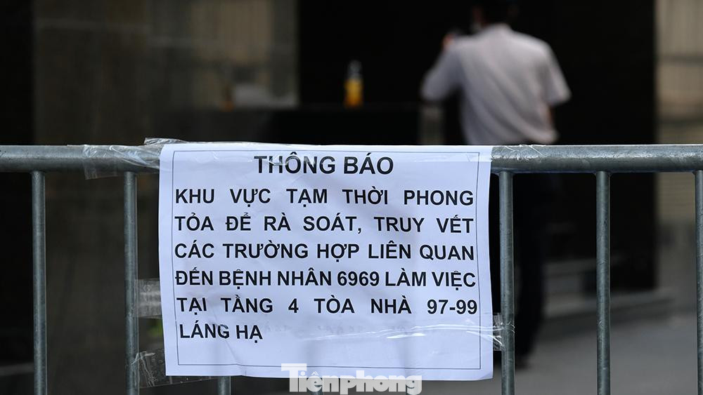 Theo thông tin từ Trung tâm Kiểm soát bệnh tật (CDC) Hà Nội, bệnh nhân ĐT.P., nữ, sinh năm 1992, địa chỉ tại phường Ngọc Thụy, quận Long Biên. Bệnh nhân là nhân viên văn phòng làm việc tại Công ty Nhân Hòa (số 99 Láng Hạ, phường Láng Hạ, quận Đống Đa). Bệnh nhân có tiền sử về quê tại Hải Dương từ ngày 8/5 (phường nhà bệnh nhân ở Hải Dương có ca bệnh dương tính).