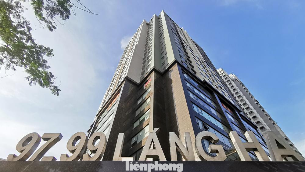 Tòa nhà 97-99 Láng Hạ (phường Láng Hạ, quận Đống Đa) bị tạm thời phong tỏa ngay sau khi có thông tin nhân viên làm việc tại đây dương tính với SARS-CoV-2.