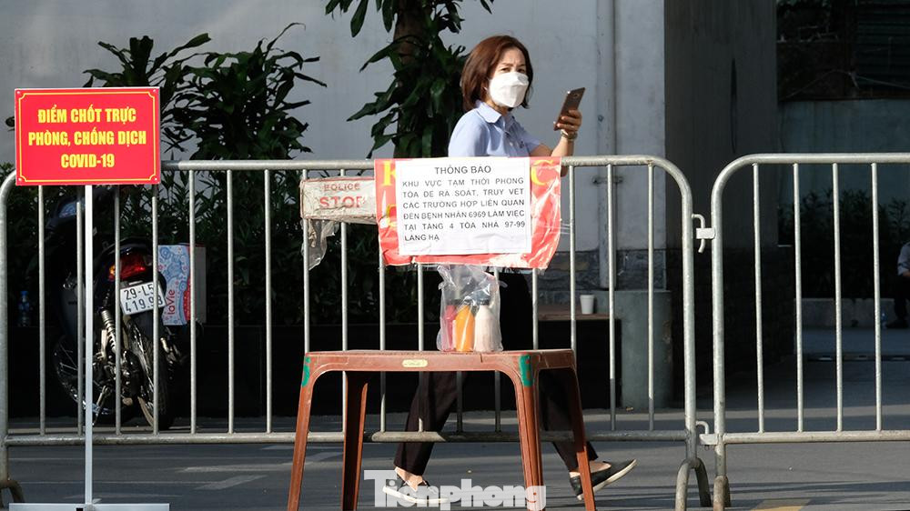 Đồng thời đề nghị toàn bộ cư dân tạm thời ở nguyên trong nhà để phục vụ công tác truy vết. Các lực lượng đang hết sức nỗ lực trong công tác điều tra dịch tễ và truy vết, khoanh vùng.