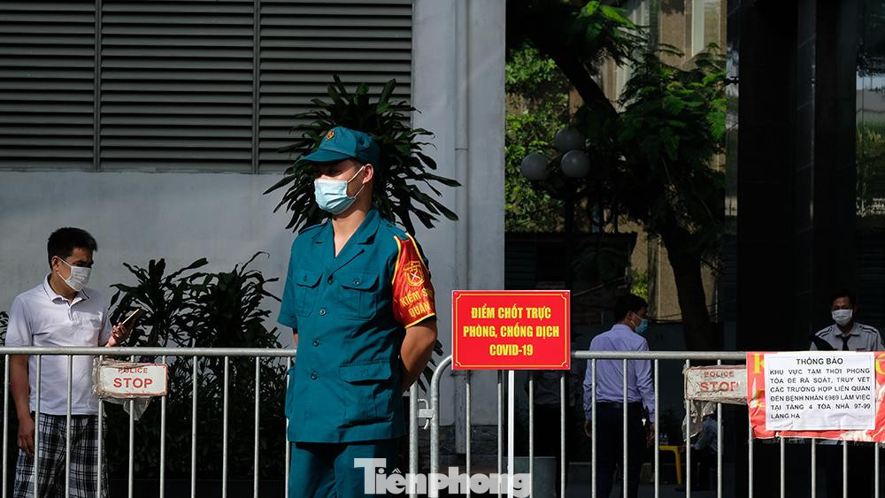 Công tác chốt trực được đảm bảo người trong và ngoài tòa nhà không thể qua lại để kiểm tra sàng lọc dịch tễ.
