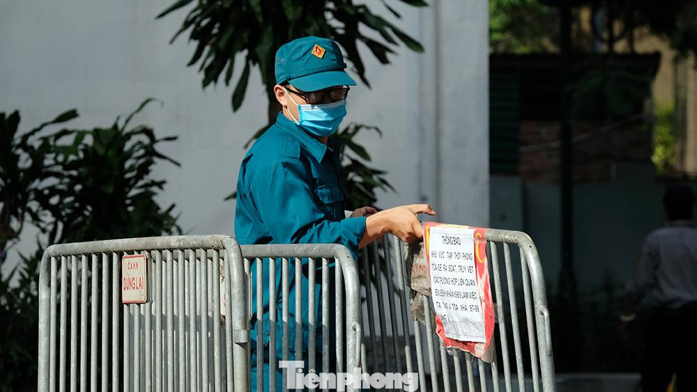 Chiều qua (30/5), ngay sau khi Trung tâm Kiểm soát bệnh tật (CDC) Hà Nội thông tin Bệnh nhân ĐT.P., nữ, sinh năm 1992 là nhân viên văn phòng làm việc tại Công ty Nhân Hòa (số 99 Láng Hạ, phường Láng Hạ, quận Đống Đa) dương tính với COVID-19, lực lượng chức năng đã tiến hành công tác điều tra dịch tễ và truy vết, khoanh vùng.