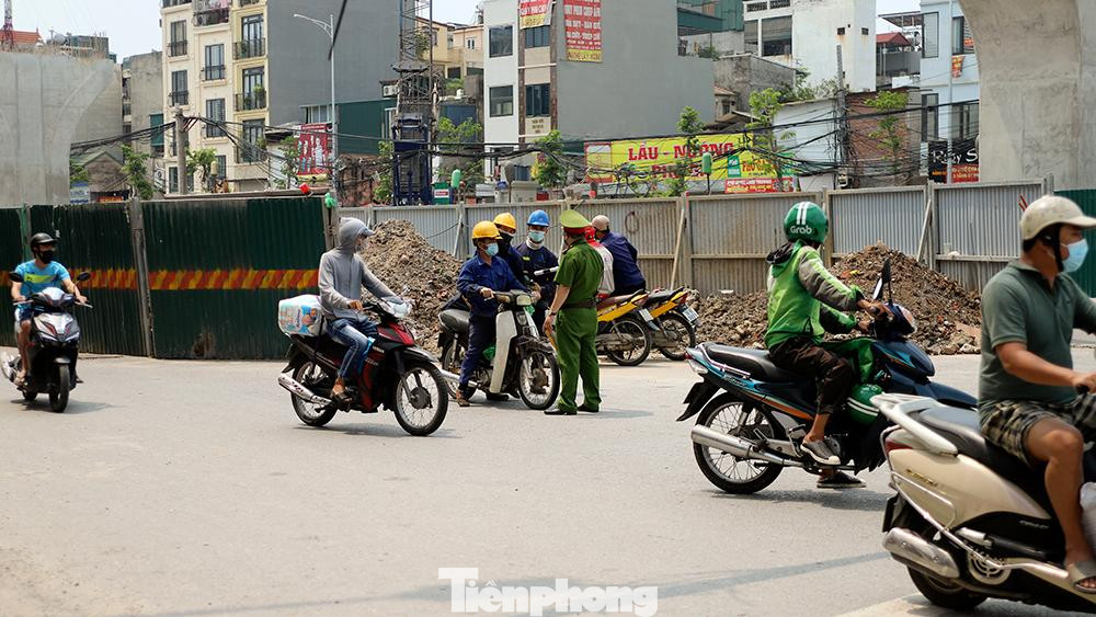 Bên cạnh đó, lực lượng chức năng cũng xử lý các trường hợp không đảm bảo quy định giãn cách cũng như vi phạm an toàn giao thông.