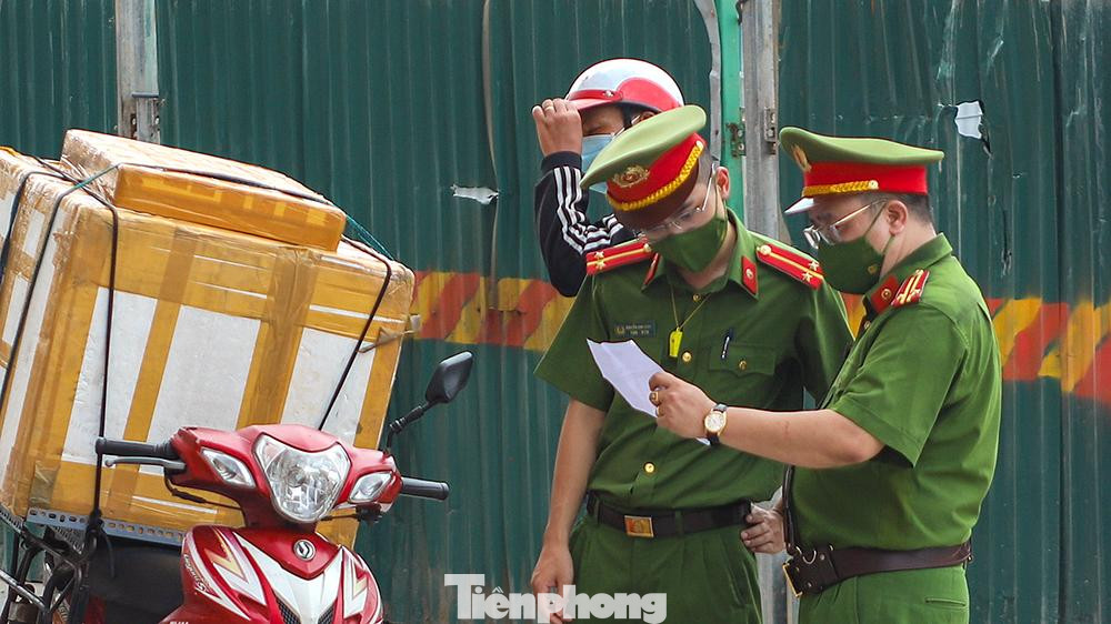 Một số trường hợp shipper sau khi trình đầy đủ giấy tờ và chứng minh chở hàng thiết yếu sẽ được lưu thông vận chuyển hàng hóa.