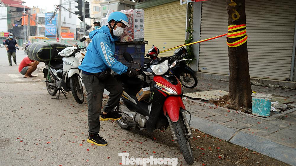 Thực hiện Chỉ thị số 16 về việc cách ly xã hội để phòng, chống dịch COVID-19, Sở Giao thông vận tải Hà Nội quyết định dừng các hoạt động vận tải vận chuyển hành khách, hàng hóa bằng xe máy, bao gồm xe có sử dụng phần mềm ứng dụng công nghệ kết nối với hành khách và "xe ôm", kinh doanh giao hàng công nghệ (shipper) như Grab, Be, Gojek, MyGo, FastGo.