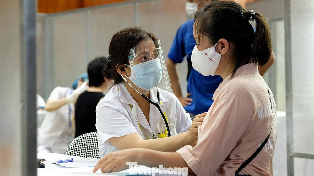 Người dân sẽ được kiểm tra, đối chiếu thông tin, nếu không có trong danh sách hoặc thông tin không phù hợp sẽ được yêu cầu ra về và quay lại tiêm đúng thời gian đã được quy định.