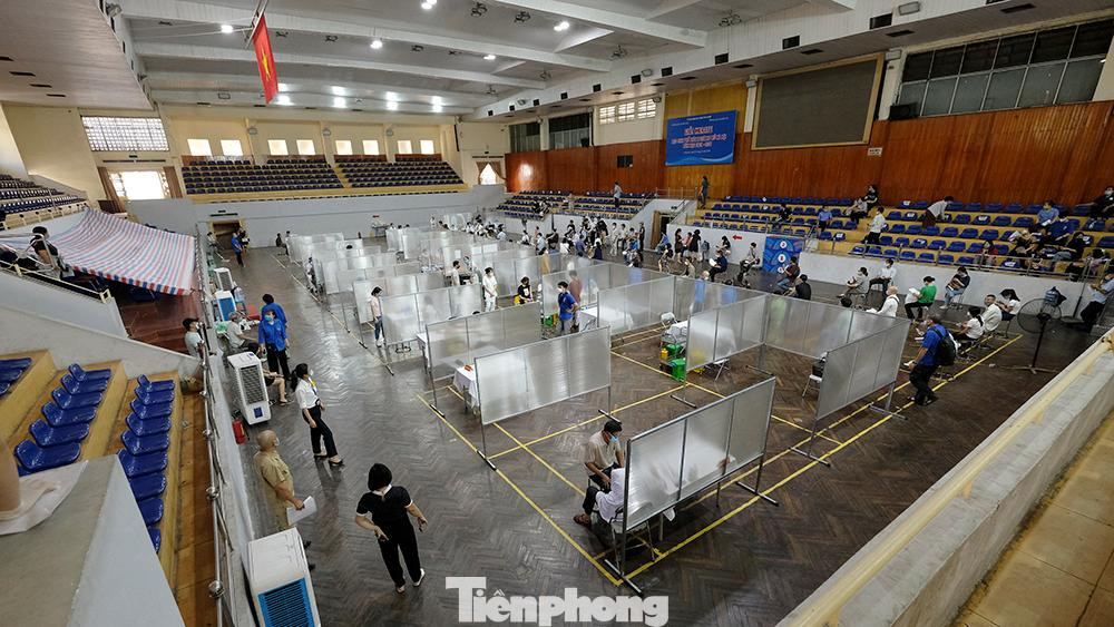 Lực lượng chức năng dựng hàng loạt vách ngăn để tạo ra những khoảng không giạn riêng biệt.