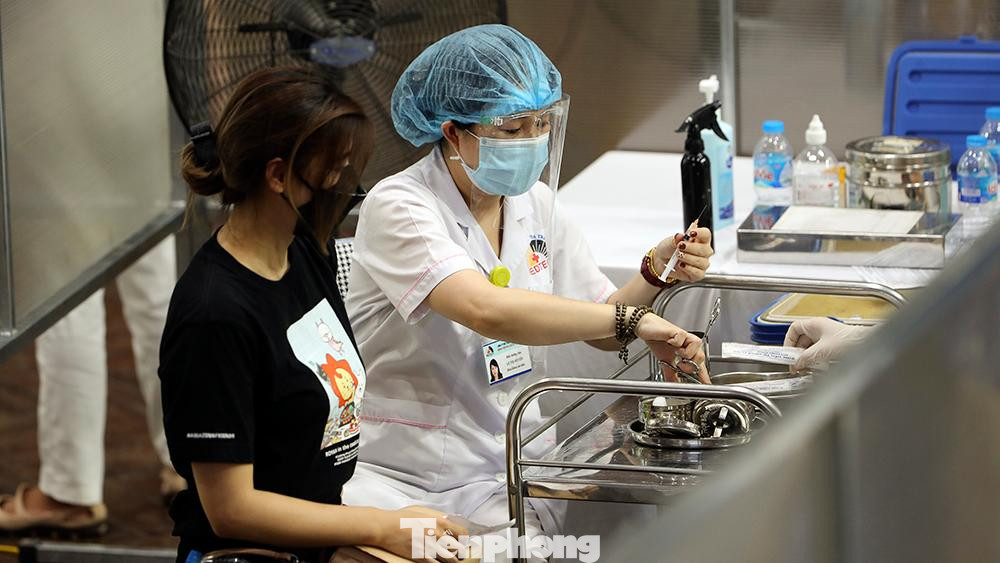 Bên cạnh đó, công tác ứng trực cấp cứu được đảm bảo với từ 1 đến 2 tổ tại mỗi điểm tiêm, sẵn sàng phối hợp với các bệnh viện để kịp thời xử lý các tình huống xảy ra.