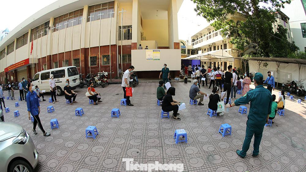 Nhà thi đấu Trịnh Hoài Đức tạm thời được chuyển đổi công năng để trở thành nơi tiêm vắc-xin phòng chống COVDI-19 quy mô lớn.