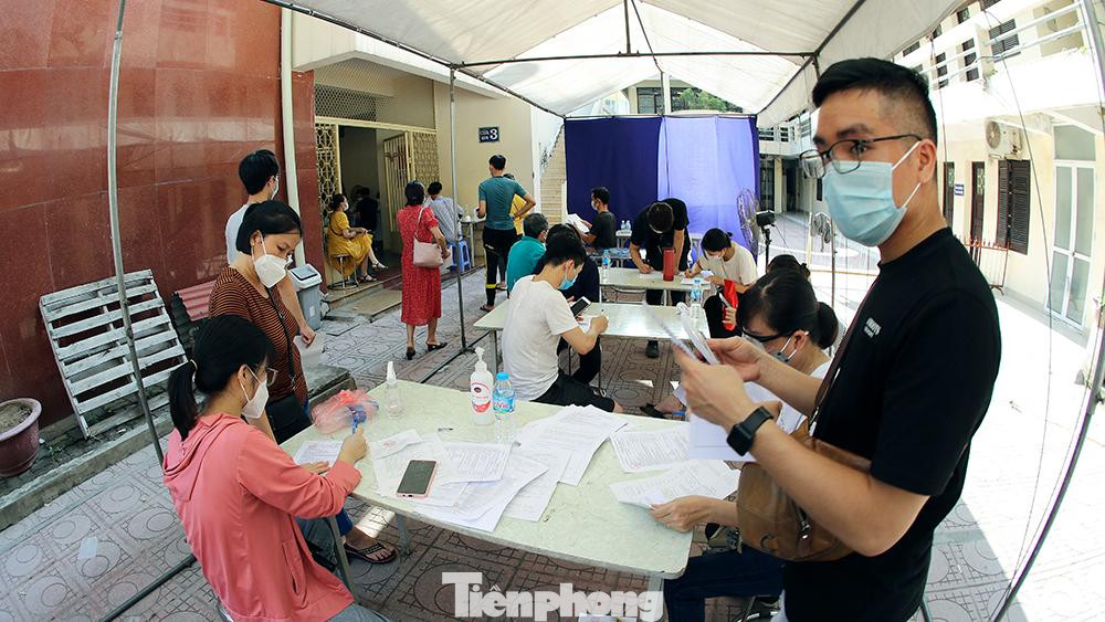 Các điểm tiêm đều bố trí lực lượng đón tiếp công dân đến tiêm; đảm bảo người đến tiêm được kiểm tra thân nhiệt, sát khuẩn tay, khai báo y tế và có ghế ngồi chờ đảm bảo giãn cách.