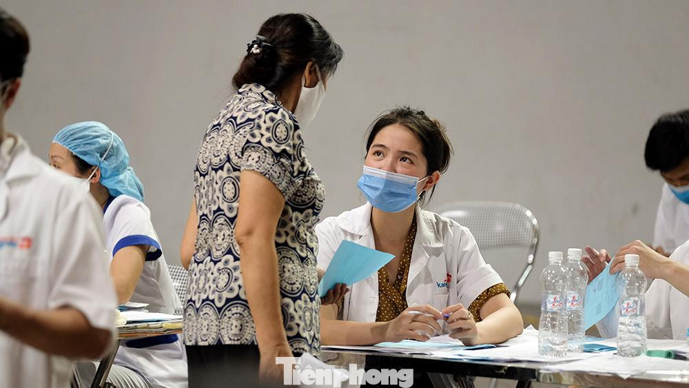 Thực hiện chỉ đạo của UBND thành phố Hà Nội về việc đẩy nhanh tiến độ tiêm chủng vắc-xin phòng COVID-19, ngày 2/8, quận Đống Đa cũng tiếp tục tổ chức tiêm vắc-xin cho người dân tại 10 điểm tiêm. Thời gian triển khai từ ngày 2 đến ngày 5/8.