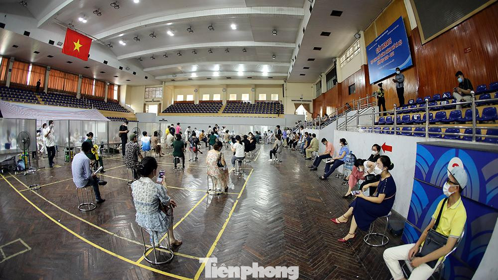 Hiện tại trên địa bàn quận có 10 điểm tiêm, bố trí 51 dây chuyền tiêm vắc-xin. Dự kiến trong 4 ngày, quận sẽ tổ chức tiêm khoảng 25.680 mũi tiêm cho người dân.