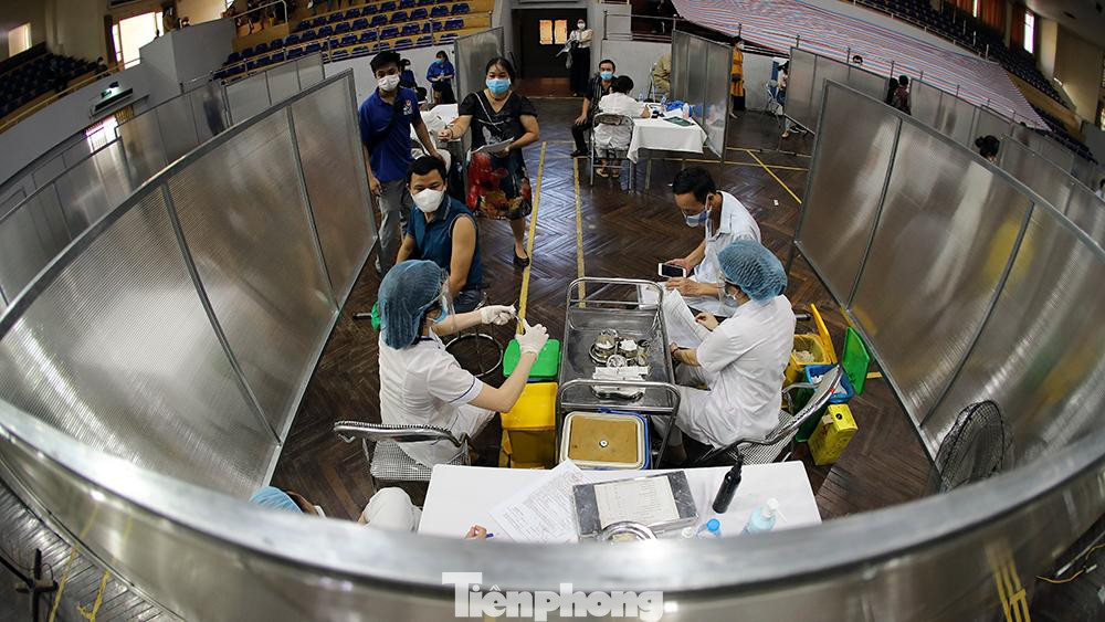 Với đặc thù rộng rãi của nhà thi đấu, người dân khi đến đây sẽ được tiêm chủng theo mô hình “một chiều”: Vào từ một cổng, tiến hành các thủ tục và tiêm chủng rồi đi ra bằng một cổng.