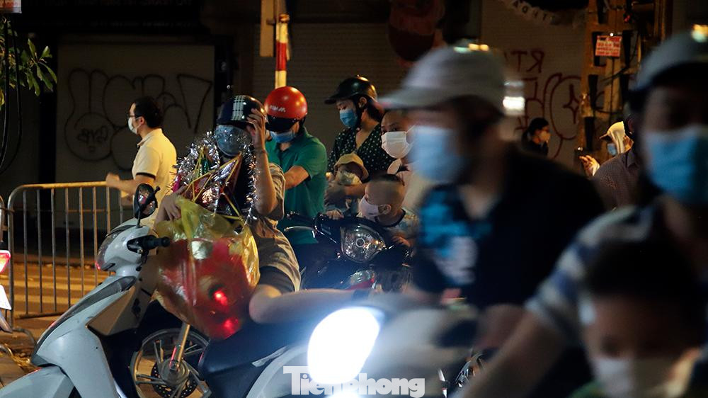 Tuy cửa hàng vẫn chưa được mở cửa bán nhưng các mặt hàng để vui Trung thu được bày bán chính trên vỉa hè để phục vụ khách mua.