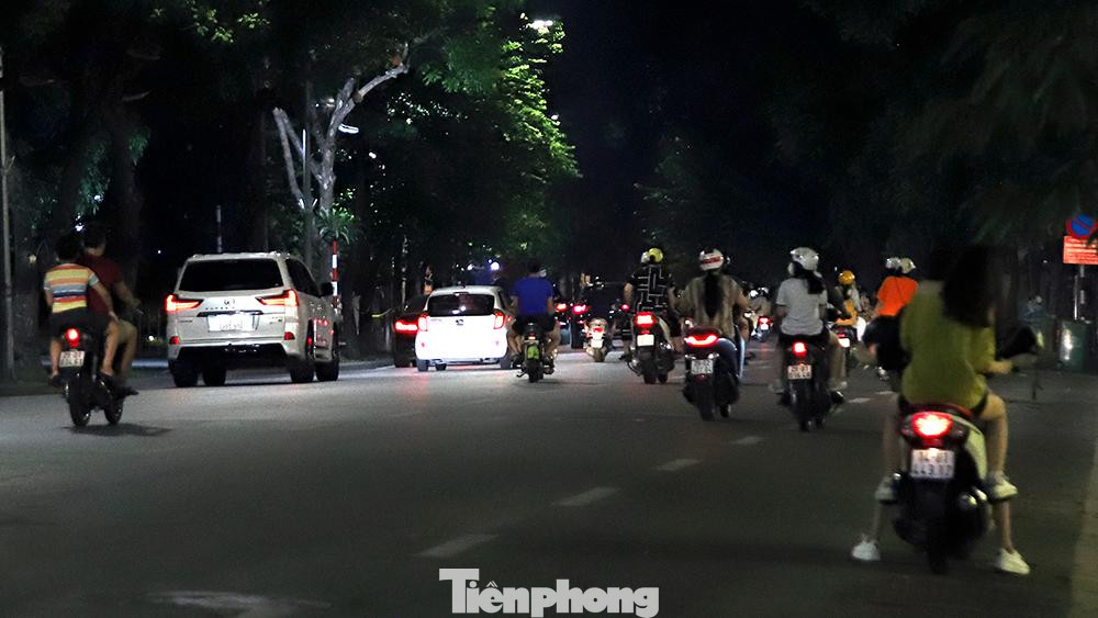 Quanh Hồ Gươm, phương tiện tham gia giao thông nhộn nhịp trở lại.