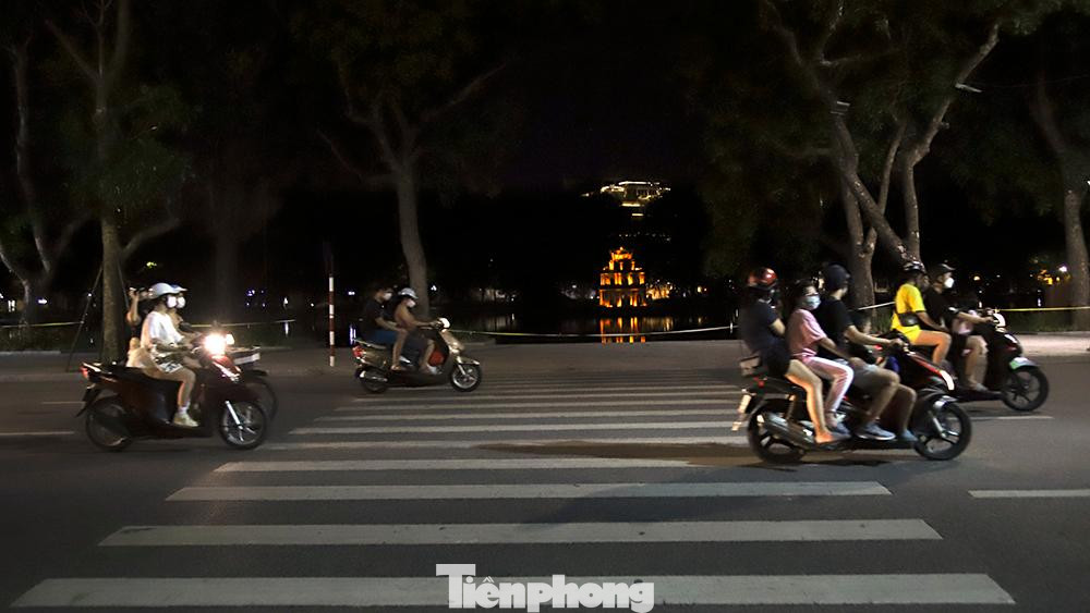 Theo ghi nhận của phóng viên tối 20/9, trên các tuyến đường ở phố cổ Hà Nội như Đồng Xuân, Hàng Mã, Hàng Đường... đông người dân đổ ra đường.