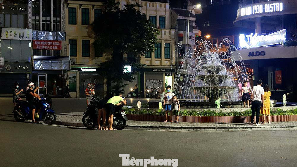 Nhiều bậc phụ huynh tranh thủ đưa con ra đường đón Trung thu sớm sau gần 60 ngày "ai ở đâu ở yên đó" để phòng chống dịch COVID-19.