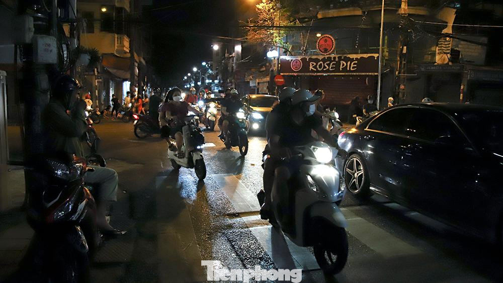 Khu vực phố Hàng Ngang, Hàng Đào hướng lên chợ Đồng Xuân đông nghịt phương tiện vào thời điểm khoảng gần 22 giờ.