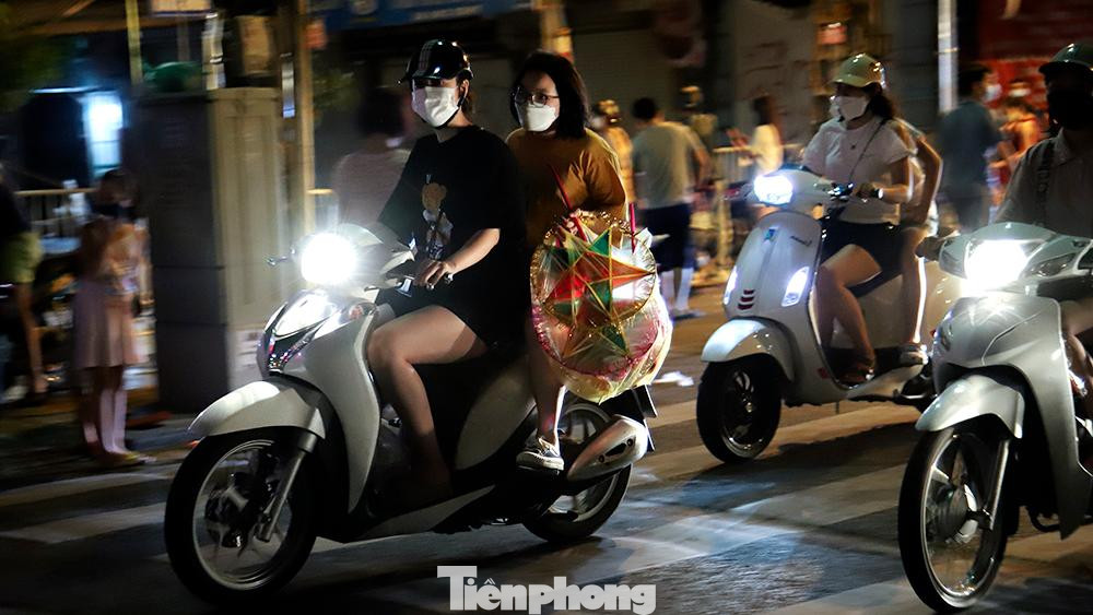 Người dân dù có đeo khẩu trang nhưng vẫn không giữ được khoảng cách an toàn do lượng người đổ ra đường cùng một lúc quá đông trong tình hình dịch bệnh vẫn chưa được kiểm soát triệt để.