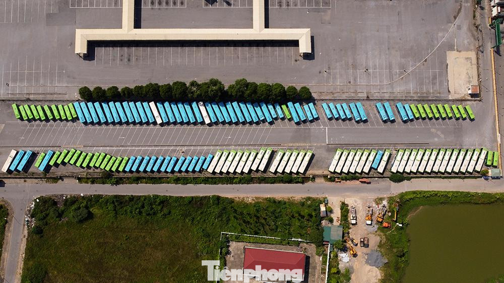 Hàng ngàn đầu xe các loại từ xe dịch vụ, xe buýt đến xe khách tại bến xe Yên Nghĩa (Hà Nội đang nằm "đắp chiếu" tại các bến và các khu đất trống xung quanh do ảnh hưởng của dịch COVID-19.